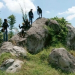 Batu-batu besar yang ada di wilayah perbukitan selatan Bojonegoro. Wilayah tersebut diduga merupakan dasar laut 4000 tahun silam. foto: EKY NURHADI/ BANGSAONLINE