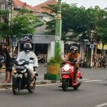 Para pengamen saat beraksi di salah satu traffic light Kota Pamekasan.