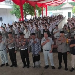 Jajaran Korlantas Polri dan PT Jasa Raharja saat di Ponpes Queen Al Falah, Kediri. Foto: Ist