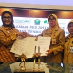 Kepala Dinkop dan UKM Kota Malang bersama Kepala BPJS Kesehatan Cabang Malang dan Asisten 3 Setda Kota Malang, Plt. DPMPTSP, serta perwakilan BPJS Ketenagakerjaan, foto bersama usai menandatangani kerja sama, Selasa (04/09). foto: IWAN I/ BANGSAONLINE
