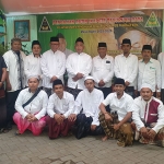 KH Fahmi Amrulloh (tengah), bersama Prof. Dr Masykuri Bakri, Muhammad Yasin, serta para anggota usai pelantikan Ikapete Pasuruan Raya.