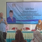 Anggota Komisi X DPR RI dari Fraksi Demokrat, Deby Kurniawan, saat memberikan kuliah umum di ITB Ahmad Dahlan Lamongan.