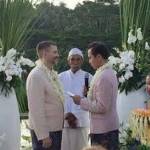 Indonesia tidak mensahkan pernikahan gay atau lesbian. Itu sebabnya banyak netizen murka melihat foto pernikahan sejenis di Bali ini. foto: facebook