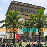 Para wisatawan saat menikmati kemegahan Monumen SLG yang menyerupai Arc de Triomphe di Paris, Prancis itu. Foto: MUJI HARJITA/BANGSAONLINE