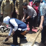 Gubernur Jawa Timur, Khofifah Indar Parawansa menghadiri giat peletakan batu pertama. (foto: ist).