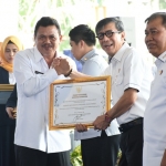 Wabup Pungkasiadi ketika menerima penghargaan dari Menteri Yasonna Laoly.