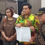 Ketua DPRD Gresik, M. Syahrul Munir (dua dari kanan) menunjukkan 9 rekomendasi hasil mediasi antara pembeli unit dan pengembang Icon Apartemen. Foto: SYUHUD/ BANGSAONLINE