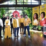 SVP - Head of Brand Management & Strategy Indosat Ooredoo, Fahroni Arifin (tiga dari kiri) saat bersama 6 musisi dan sutradara yang terlibat dalam pembuatan video music dalam Collabonation Camp.