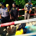 Kapolsek Rungkut Kompol I Gede Suartika (kiri) turun langsung ke lokasi untuk melihat kondisi jasad bayi.