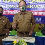 Bupati Ipong beserta Kades Pudak Kulon, Sujadi Eko Admojo saat meresmikan balai desa setempat. (foto: ist).