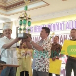 Gus Syaf saat menyerahkan penghargaan kepada pemenang turnamen volley Rejoagung Cup III di Hotel Yusro Jombang, Kamis (21/9/2017). foto: ROMZA/ BANGSAONLINE
