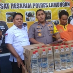 Wakapolres Kompol Imara Utama menunjukkan pelaku dan barang bukti saat rilis di Mapolres Lamongan. 