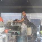 NORMAL - Jasa penggilingan daging sapi di Pasar Larangan yang tetap stabil dan tak terpengaruh kenaikan harga di beberapa daerah lain. foto: khumaidi/BANGSAONLINE