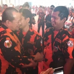 Ketua MPW Pemuda Pancasila Jawa Timur terpilih, La Nyalla Mahmud Matalitti mendapat ucapan selamat dari para kader dan pengurus PP. foto: M DIDI ROSADI/ BANGSAONLINE