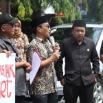 Ketua DPRD Trenggalek, Samsul Anam, saat menemui para pendemo.