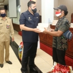 Wali Kota Habib Hadi saat membagikan secara simbolis bantuan paket beras.