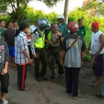 Pelaku saat hendak digelandang ke Mapolres Malang. foto: istimewa