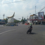 Situasi jalan akses ke Pusat Kota Ngawi masih tampak lengang meski mulai dibuka.