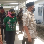 Bupati Fadeli mendampingi Komisi E DPRD Provinsi Jatim saat meninjau RS Covid-19 sebelum diresmikan.