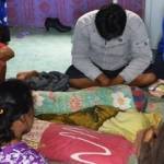 Sejumlah keluarga dan kerabat mengelilingi jasad balita yang meninggal karena tenggelam. Foto: hadi prayitno/BANGSAONLINE