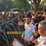 Kepala Dinas Perhubungan (Dishub) Jawa Timur Nyono saat menemui massa driver ojol. Foto: Devi Fitri Afriyanti/BANGSAONLINE