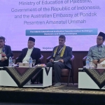 Dialog pendidikan Kementerian Pendidikan Palestina dan Kedubes Australia di Kampus Universitas KH Abdul Chalim. Tampak Prof Dr KH Asep Saifuddin Chalimm Dr Ilhab Shukri Inayyem, Dr Ahmed M.M Khateeb, Dr KH Mauhibur Rokhman, dan Syaikh Ahmad Muhammad Mabruk. Foto: bangsaonline