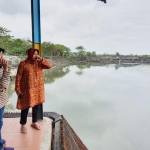 Wali Kota Surabaya Tri Rismaharini saat meninjau rumah pompa dan saluran air yang berada di wilayah Timur Surabaya, Rabu (1/1/2020). foto: ist.