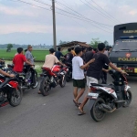 Polisi saat menggiring para pelaku balap liar sekaligus mengamankan kendaraan yang digunakan.