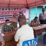 Petugas saat menindak pengguna jalan yang tidak pakai masker. (foto: ist)