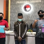 Tersangka dan BB yang berhasil diamankan petugas.