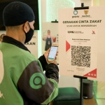 Salah satu mitra driver Gojek sedang melakukan pembayaran zakat secara digital melalui GoPay. (foto: ist)