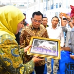 Gubernur Jatim, Khofifah Indar Parawansa, mengunjungi booth di Bursa Pariwisata Jatim 2023.