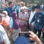 Wabup Moh. Qosim saat memberikan bantuan kepada korban tiga rumah terbakar di Desa Baron, Kecamatan Dukun. foto: ist.