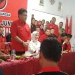 Sekjen DPP, Hasto Kristiyanto memberi arahan pada kader PDIP dikantor DPC PDIP Lamongan didampingi pasangan calon Fadeli-Kartika. (haris/BANGSAONLINE)