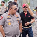 Kapolres Pasuruan AKBP Rofiq Ripto Himawan,. S.I.K., S.H., M.H. saat berkordinasi dengan Kapolda Jatim saat meninjau lokasi penyekatan seporter di perbatasan Sidoarjo - Pasuruan. foto: Andy Fachrudin/ BANGSAONLINE