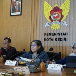 Pj Wali Kota Kediri Zanariah saat menyampaikan paparan dalam kegiatan Ekspose Proposal DAK (Dana Alokasi Khusus) Tematik Pengentasan Permukiman Kumuh Terpadu (PPKT) TA 2025 melalui media zoom. Foto: Ist.