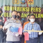 Kasatreskrim Polres Bangkalan AKP Sigit Nursiyo Dwiyogo saat menunjukkan barang bukti.