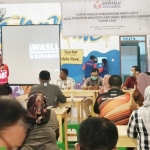 Bawaslu Kota Surabaya saat sosialisasi di Warung Kopi (Warkop) Viral di Jalan Raya Manukan Tama, Minggu (8/11). 
