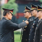 Kapolda Jatim saat menganugerahkan Satyalancana dalam upacara Hari Kesadaran Nasional.