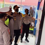 Wakapolres Pasuruan M. Harris mengecek peta pengamanan saat sidak Pos Pam dan Pos Pantau Pengamanan Nataru.