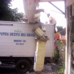 Mobil box PT. PRIA yang tersangkut gapura saat hendak mengangkut limbah medis di Puskesmas Alun-alun. foto: SYUHUD A/ BANGSAONLINE