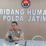 Kabid Humas Polda Jatim Kombes Pol Barung Mangera saat melihat video tersebut.