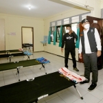 Wali Kota Eri sedang meninjau salah satu Rumah Sehat yang ada di hampir seluruh kelurahan se-Surabaya.