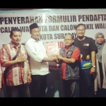 Gus Ali menyerahkan berkas pendaftaran sebagai Cawali Surabaya kepada Ketua DPW PSI Jatim, Shobikin Amin, Minggu (20/10) malam. foto: DIDI ROSADI/ BANGSAONLINE
