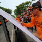 Komisioner Bawaslu Kabupaten Kediri saat menandatangani deklarasi pemilu damai. Foto: Ist
