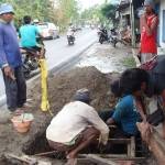 ?Pekerja sedang melakukan kegiatan penggalian untuk serat optik. Usai bekerja, lubang tak ditutupi. Awas keblegong! Foto:daryanto/BangsaOnline