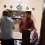 Tangkapan layar video pembacokan yang dilakukan oleh Warga Dusun/Desa Bayu, Kecamatan Songgon, Banyuwangi, Achmad Isa Ansori (37). 