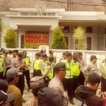 Suasana eksekusi rumah Ali Mustofa, anggota DPRD Banyuwangi.