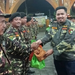 Ali Mannagalli saat membagikan bantuan logistik kepada kader Banser Sidoarjo.