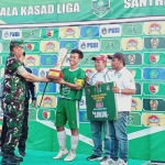 Danrem 084/Bhaskara Jaya Brigjen TNI Terry Tresna Purnama saat memberikan trofi kepada juara liga santri. Foto: DEVI FITRI AFRIYANTI/ BANGSAONLINE
